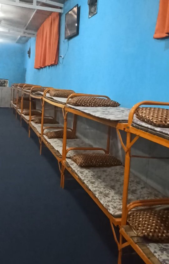 نمایی از تخت‌ها و فضای اقامت مرکز طلوع خورشید